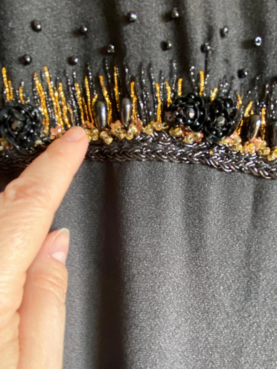 Vestido largo de festa com pedraria e mangas de farol em tule – photo 17